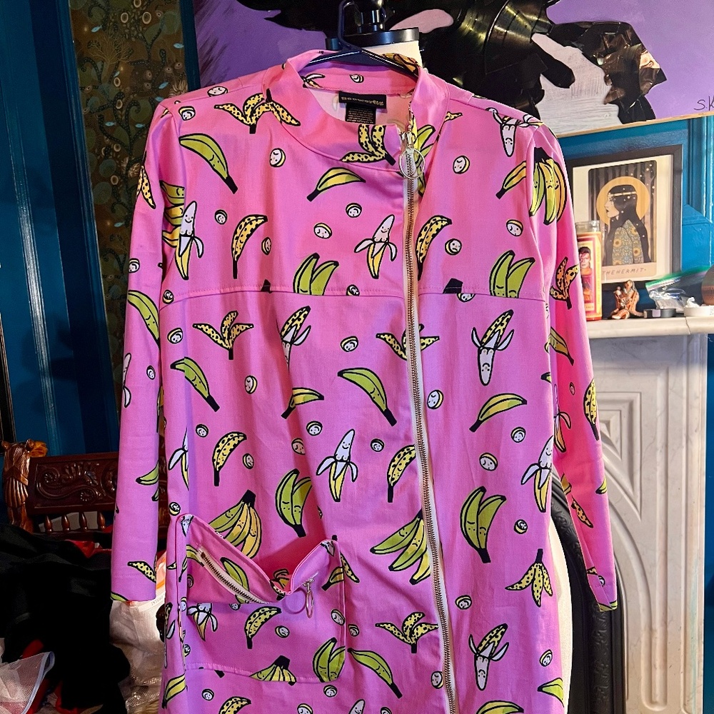 NOOWORKS Art Teacher Smock in Pink Bananas